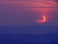 Sonnenfinsternis vor Horizont
